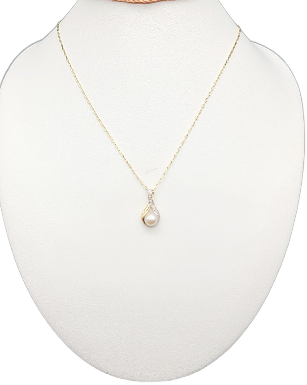 Necklace With Pearl In the Middle